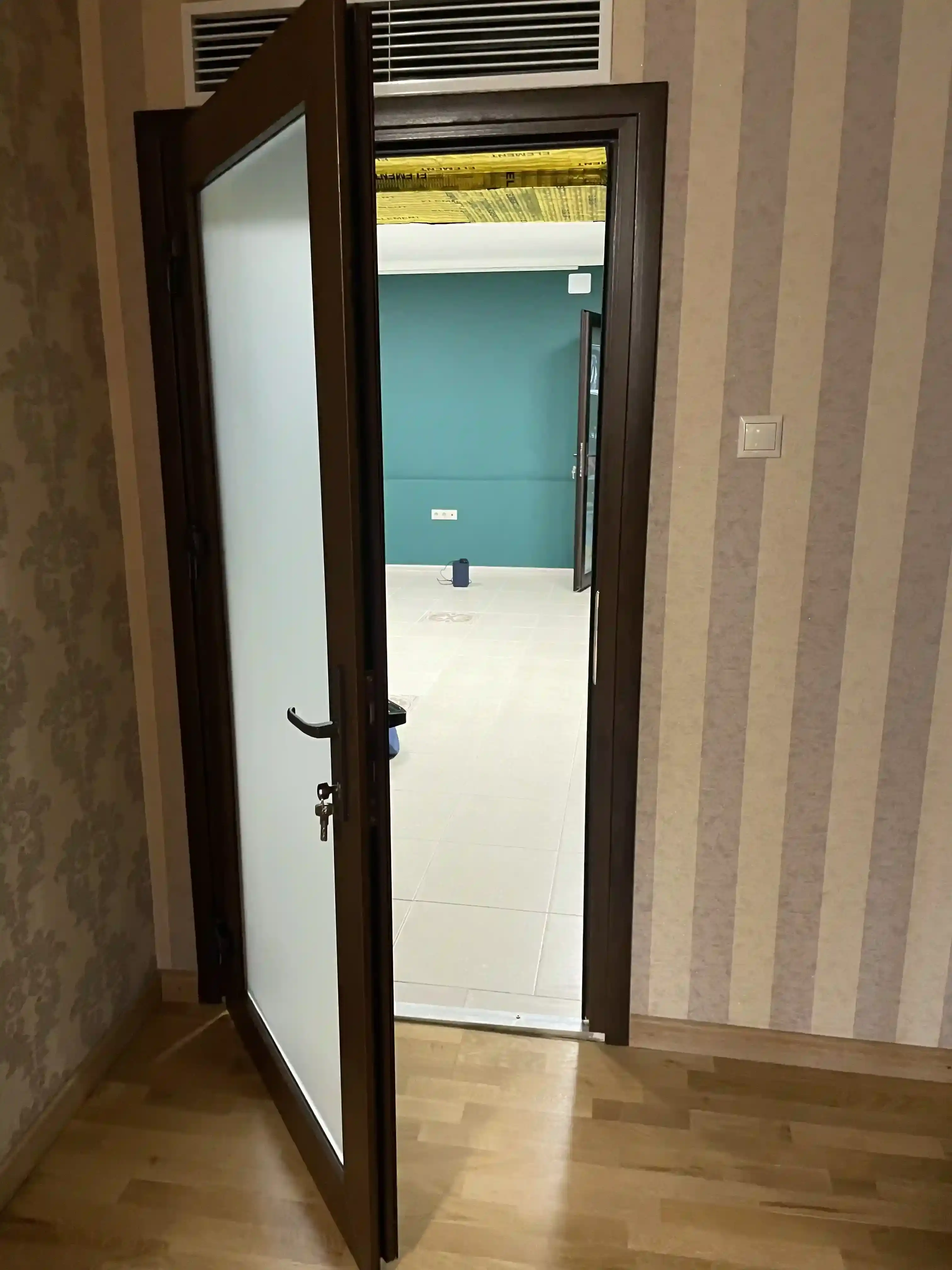 Пластиковая дверь REHAU с установкой под ключ