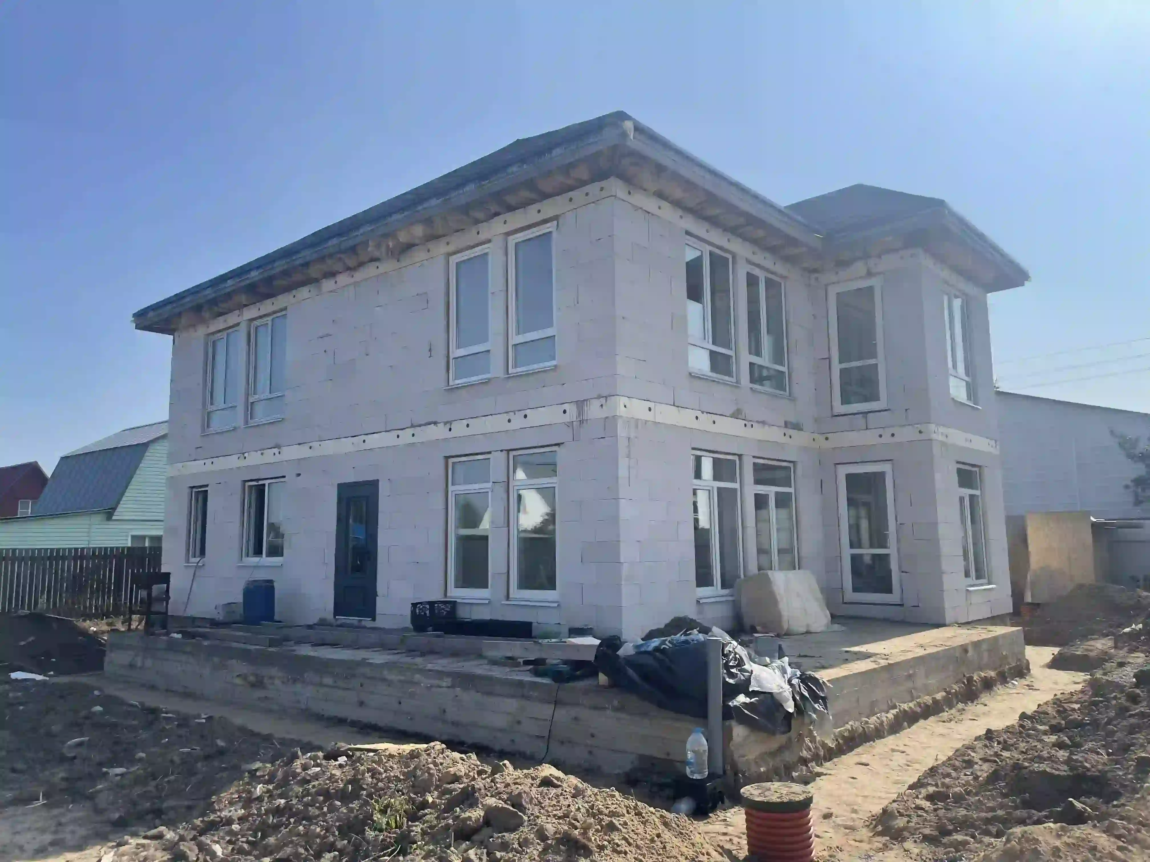 Остекление дома пластиковыми окнами REHAU